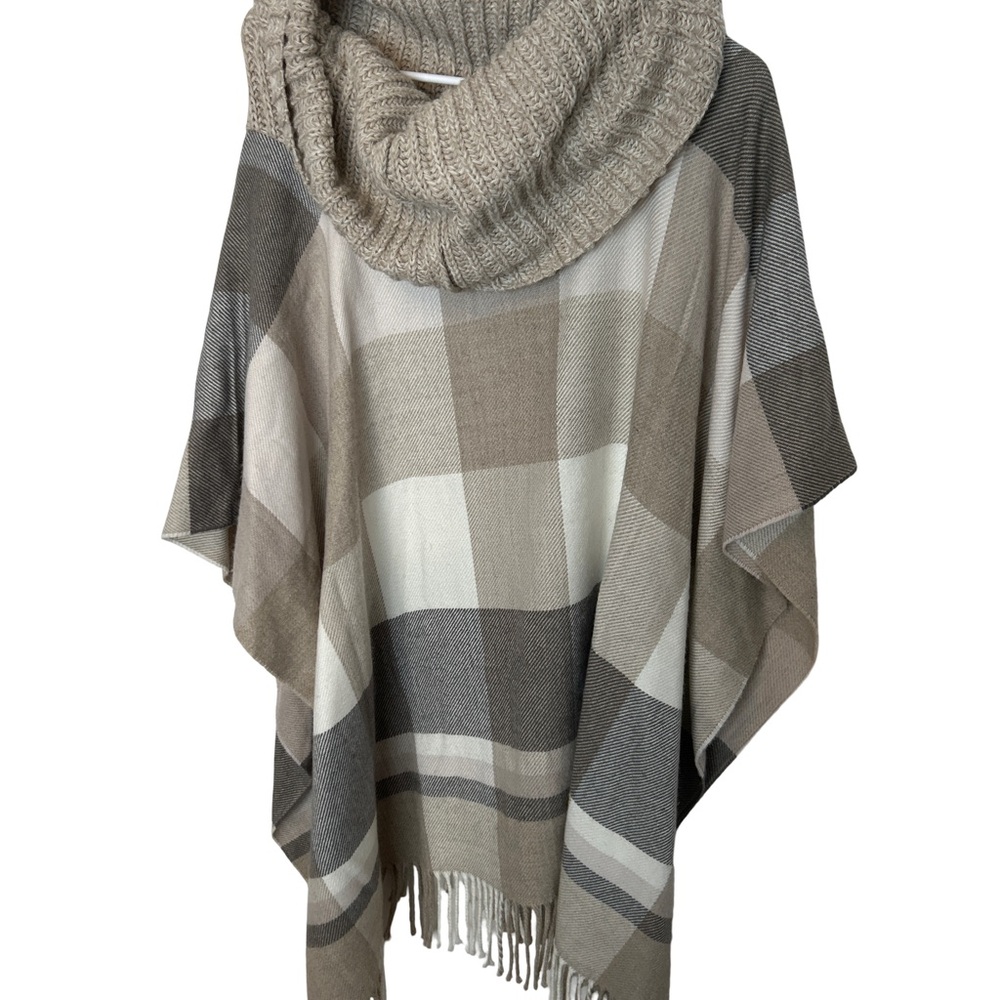 V. FRAAS Cream and Gray Accent Poncho with Fringe